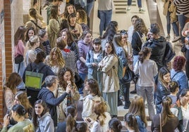 Los aspirantes al examen de oposición esperan para entrar a la prueba en la Facultad de Educación de la Universidad de Cantabria (UC).