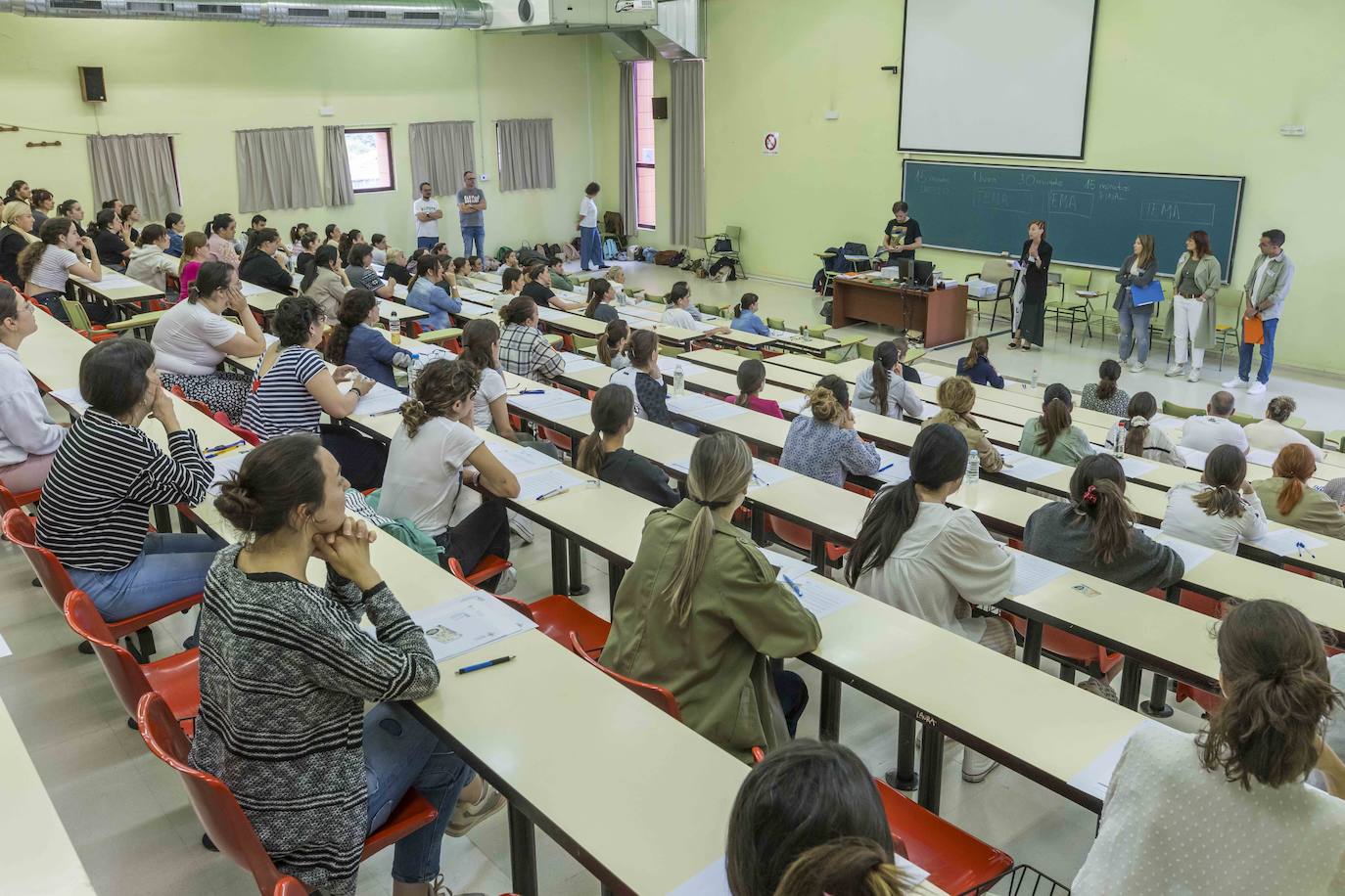 El interior de una de las aulas donde se realizó el examen dentro de la Facultad de Educación de la UC. 