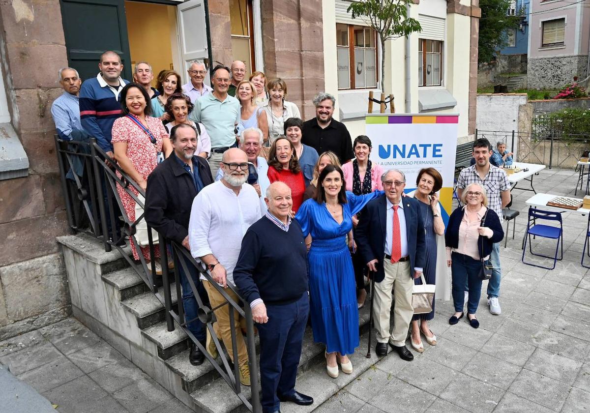 Foto de familia tras la visita de Gema Igual a la sede de Perines de Unate