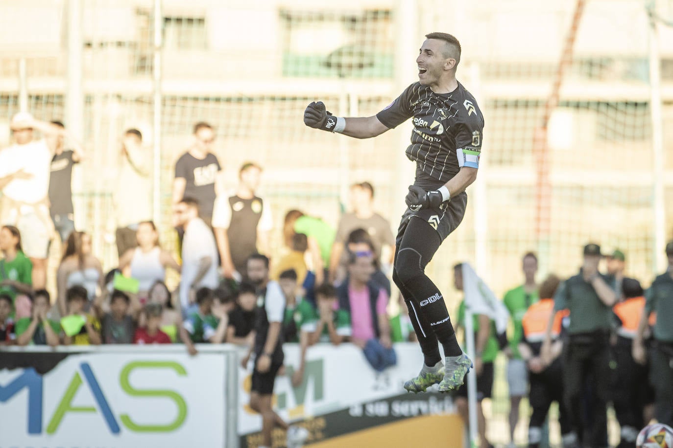 El portero del Charles, Ángel, en pleno salto celebrando el ascenso. 