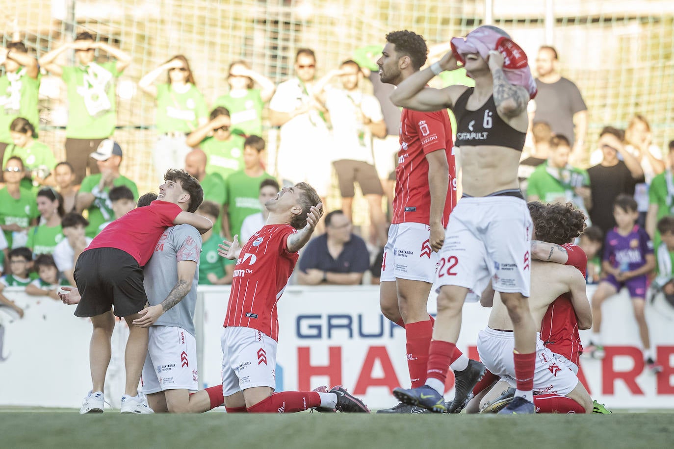 Los jugadores del Charles, de rodillas, emocionados por el logro. 