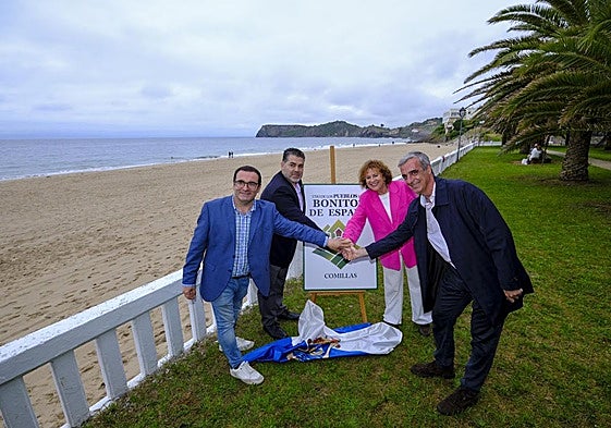 Julián Rozas, Francisco Mestre, Teresa Noceda y Gustavo Cubero junto al cartel anunciador de los Pueblos más Bonitos de España.