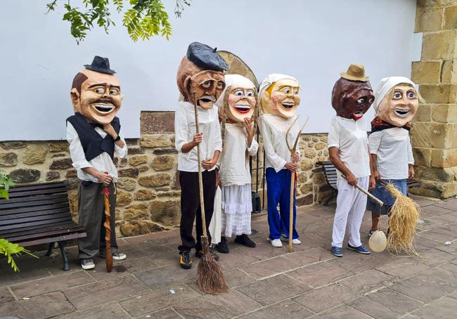 Fiestas populares. En Silió han recreado los 'tionis' que salían en las fiestas de Santiago a comienzos del siglo pasado.