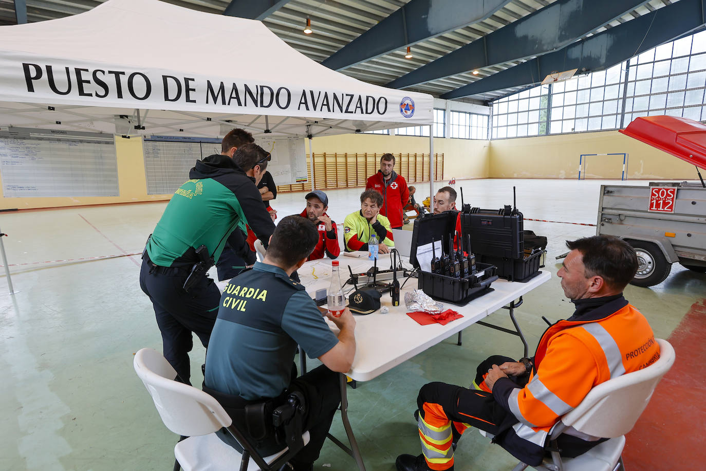 Un momento de la reunión en la Gándara para organziar los equipos