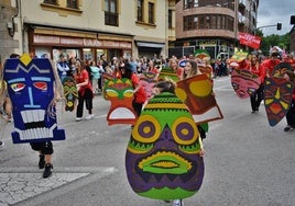 Las peñas sanjuaneras desplegaron por la Avenida Cantabria su imaginación y alegría.