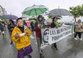 Los manifestantes, en la mañana de ayer, por el centro de Santander.