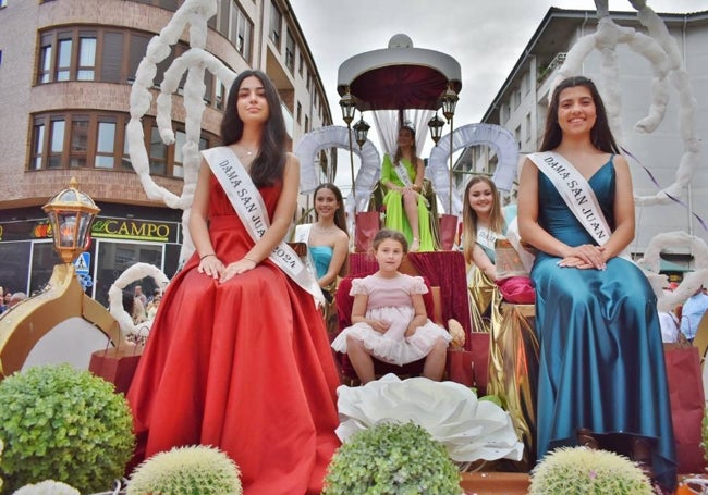 La Reina y Damas de San Juan en su carroza particular.