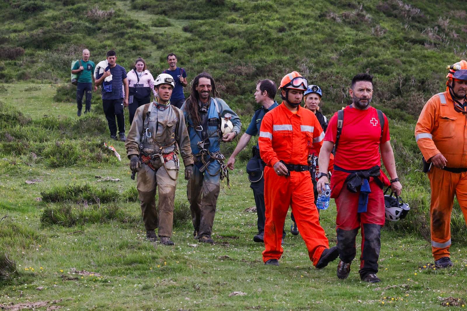 Alfonso Urrutia, en el centro sonriente tras salir de la cueva