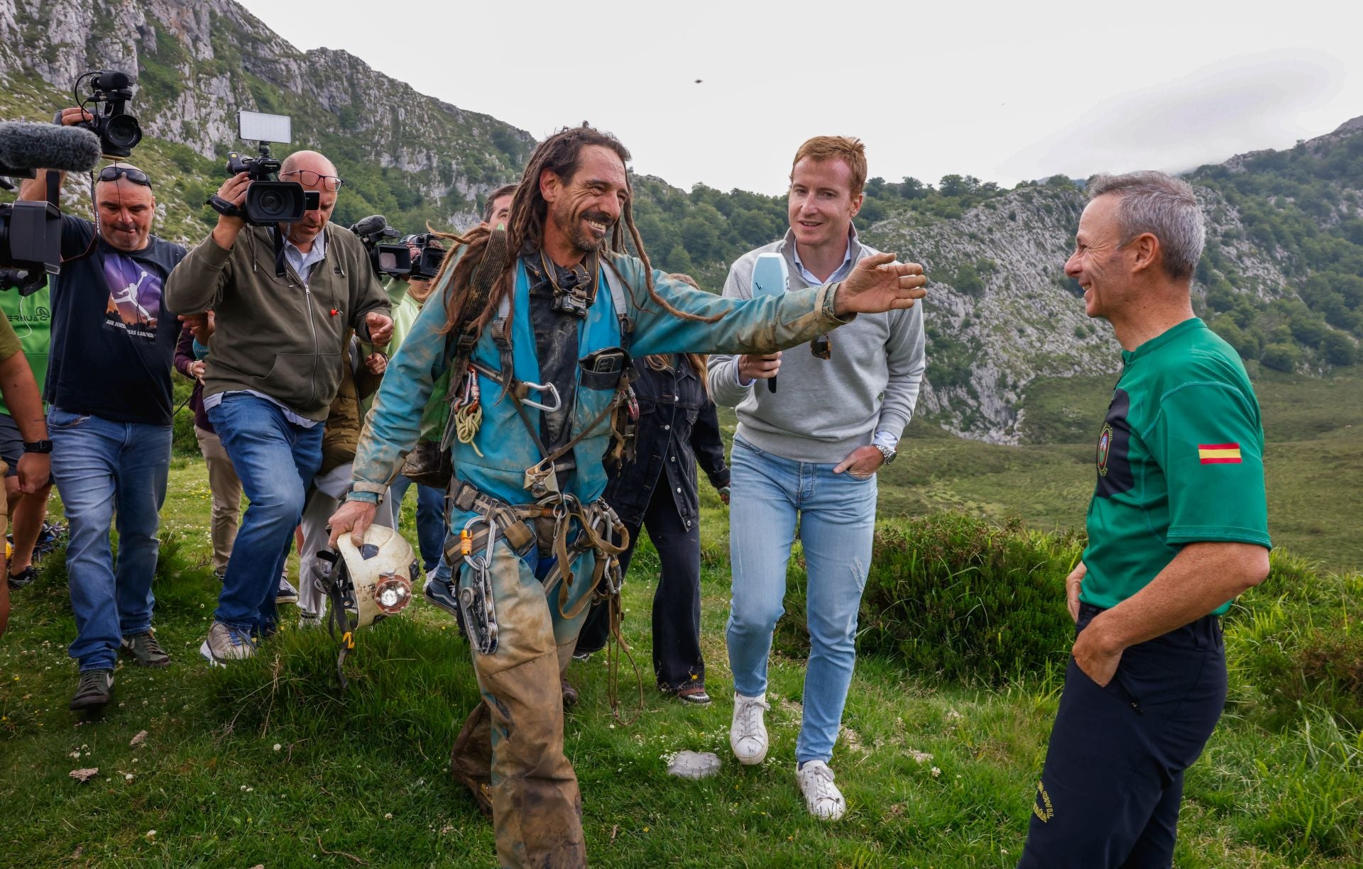 La prensa se acerca a Alfonso Urrutia a la salida de la cueva