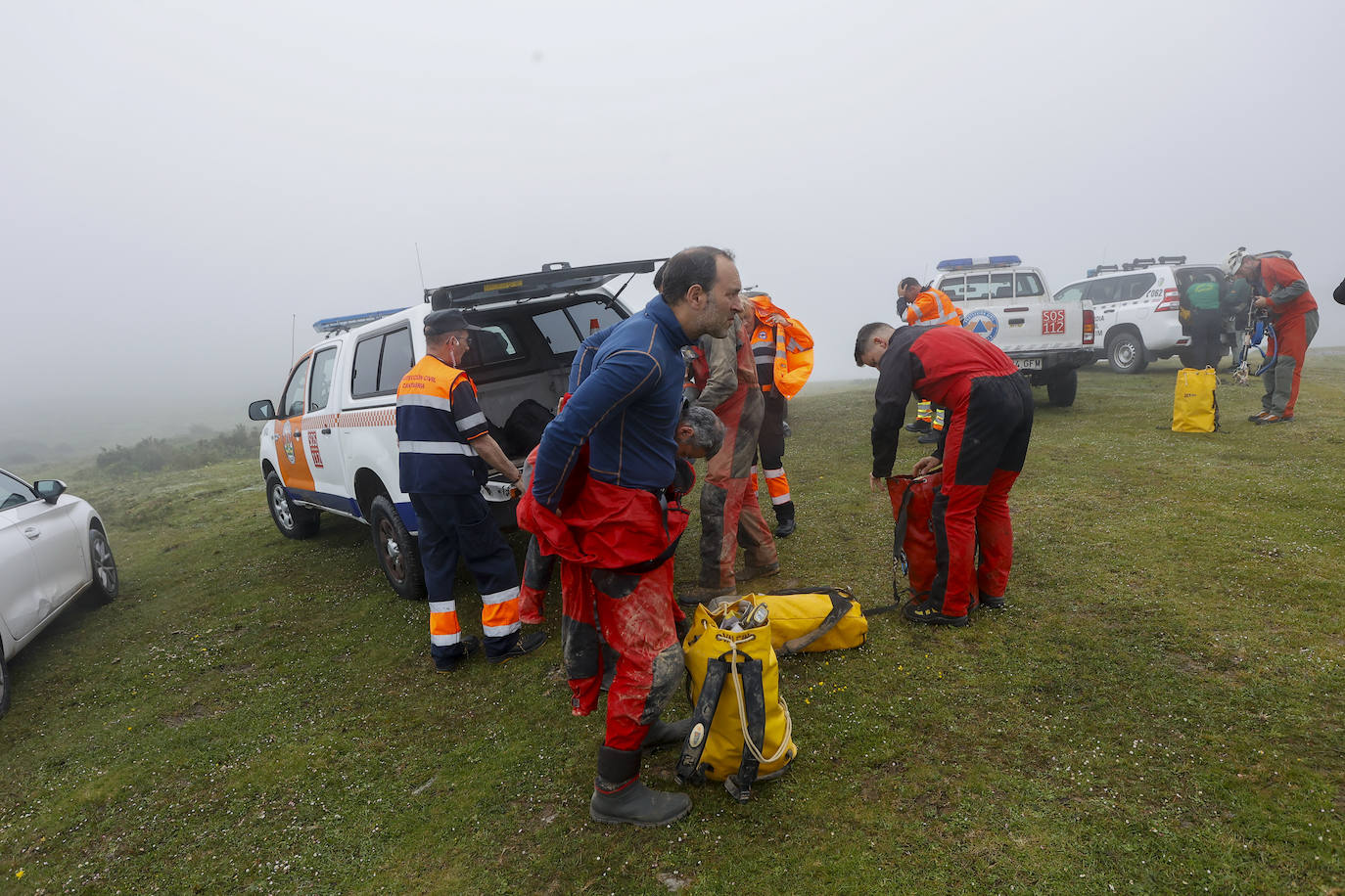 Los equipos se pareparan para acceder a la cueva. Hay 30 minutos de caminata hasta la boca de salida