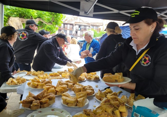 Numerosas tortillas solidarias que fueron degustadas por los asistentes.