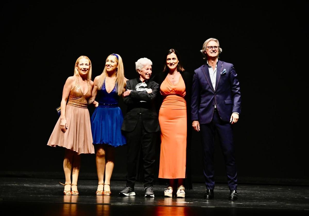 José Ramón Sánchez junto a la alcaldesa, las hermanas Mancina, Ana y Cami, y Poty