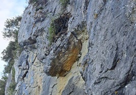 Una de las rocas que corre el riesgo de deprenderse.