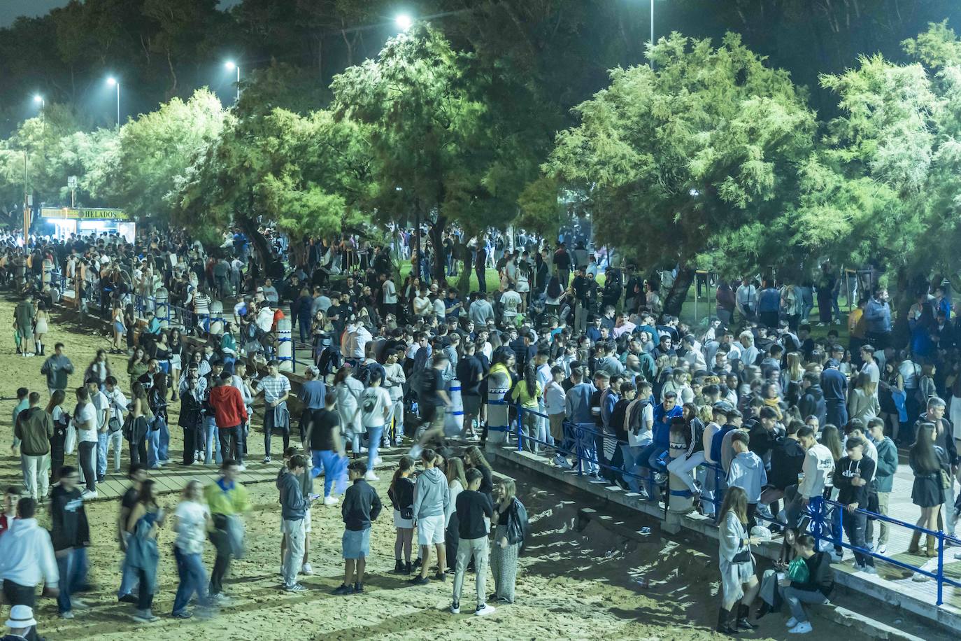 Así estaban anoche los aledaños de la zona en que se ubicó la hoguera en El Sardinero