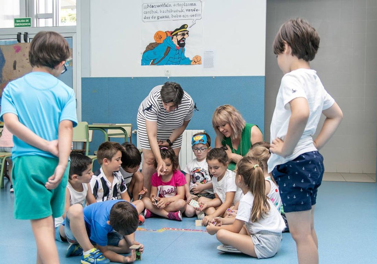 Varios niños de Polanco en el colegio.