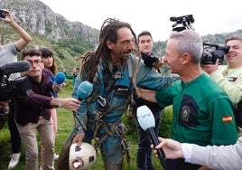 Alfonso Urrutia saluda a un miembro de la Guardia Civil tras salirde la cueva.