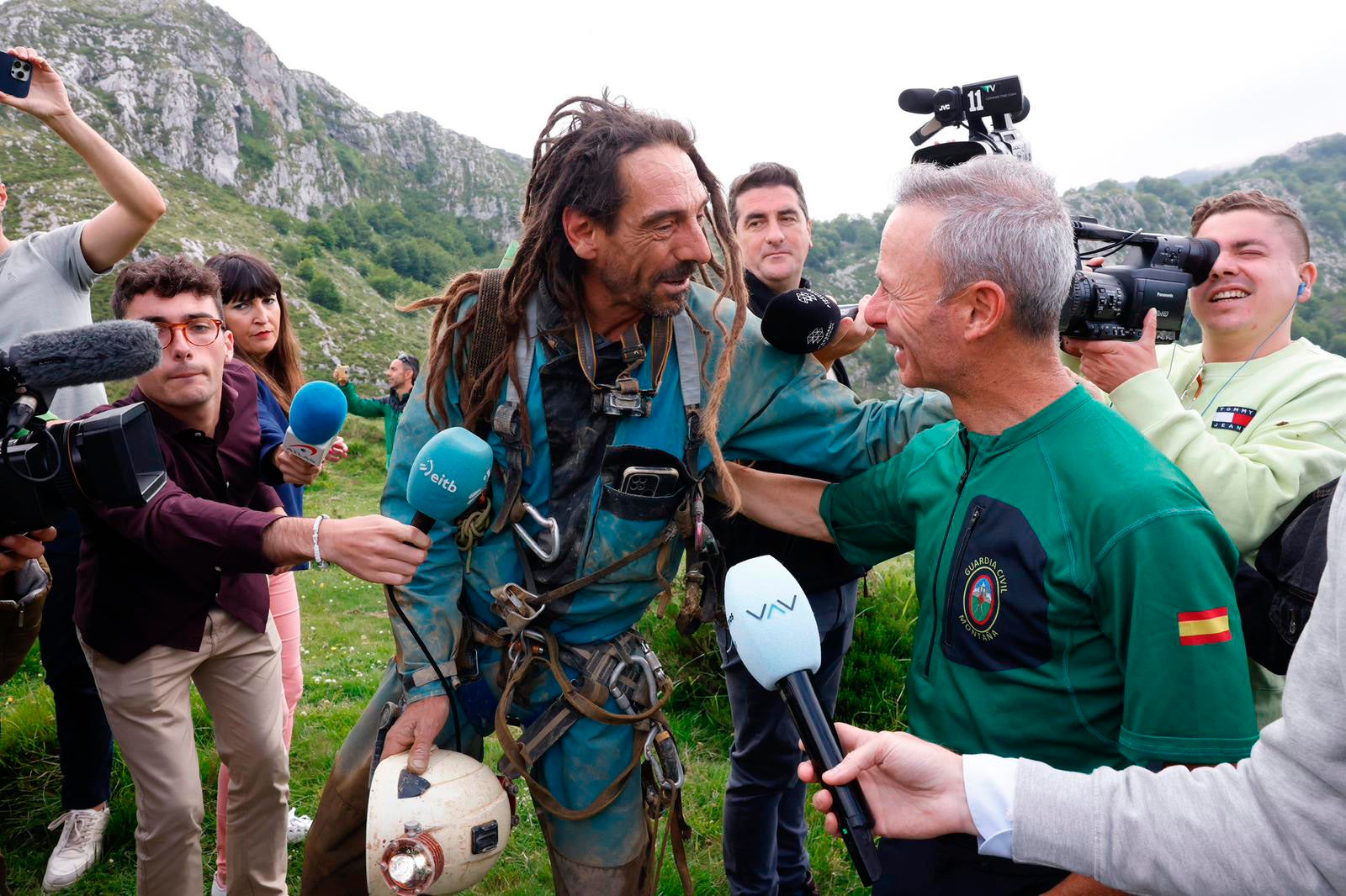 Alfonso Urrutia tras salir ileso de la cueva