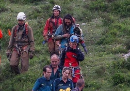 Los dos espeleólogos de Castilla-Leon con el equipo de rescate una vez fuera de la cueva