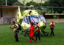 Los especialistas de rescate del 112, ayer, en Soba.