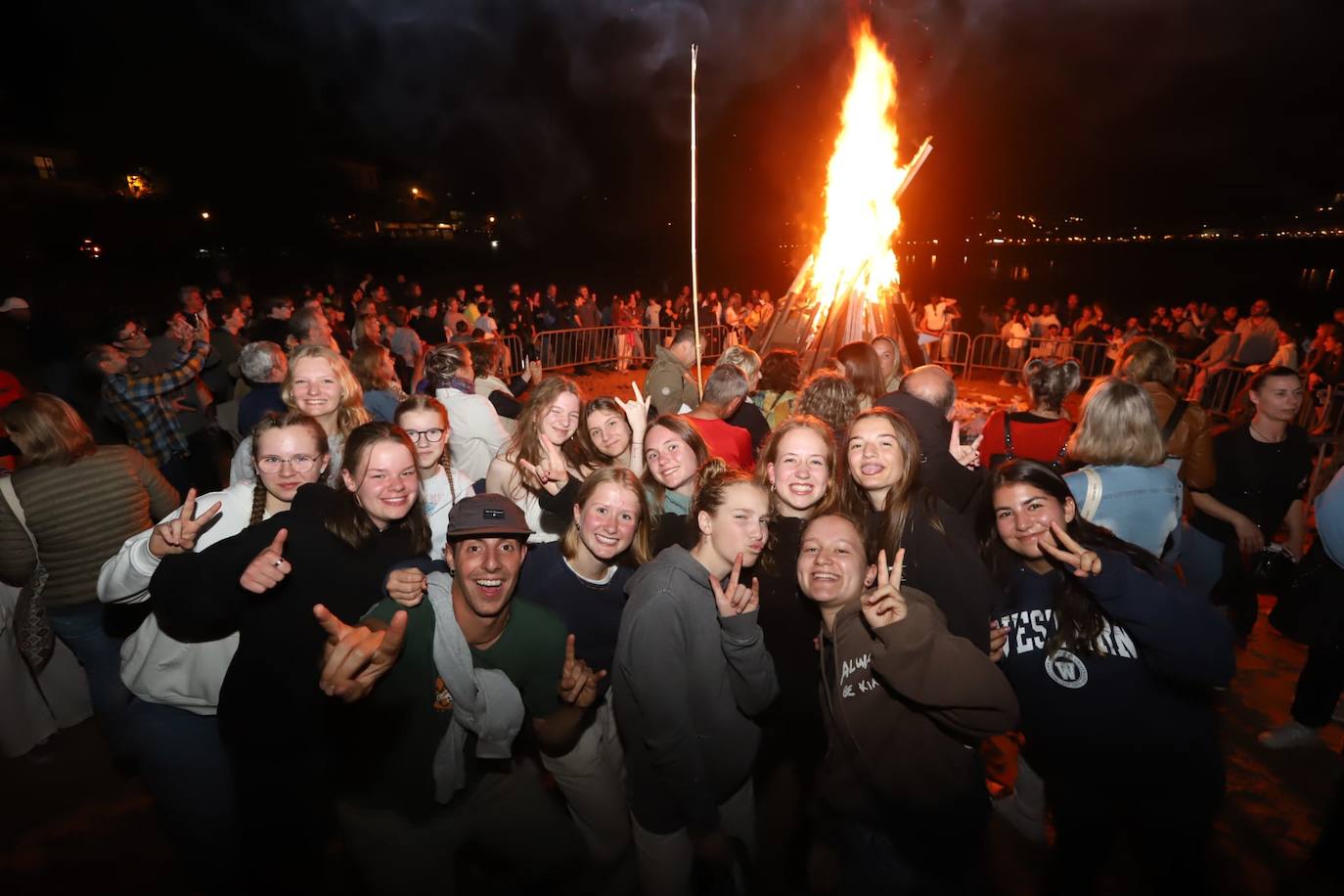 Numerosos turistas extranjeros se sumaron a la tradición del fuego en San Vicente