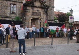 Miembros de la corporación municipal y vecinos reciben a la Flotilla por la Libertad en la plaza del Ayuntamiento de Cabezón.