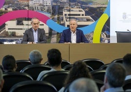 En el centro, Arasti, este martes durante el arranque del encuentro de la Plataforma del Hidrógeno de Cantabria.