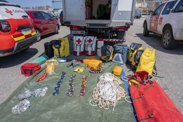 Conjunto de elementos empleados para los rescates en espeleología.