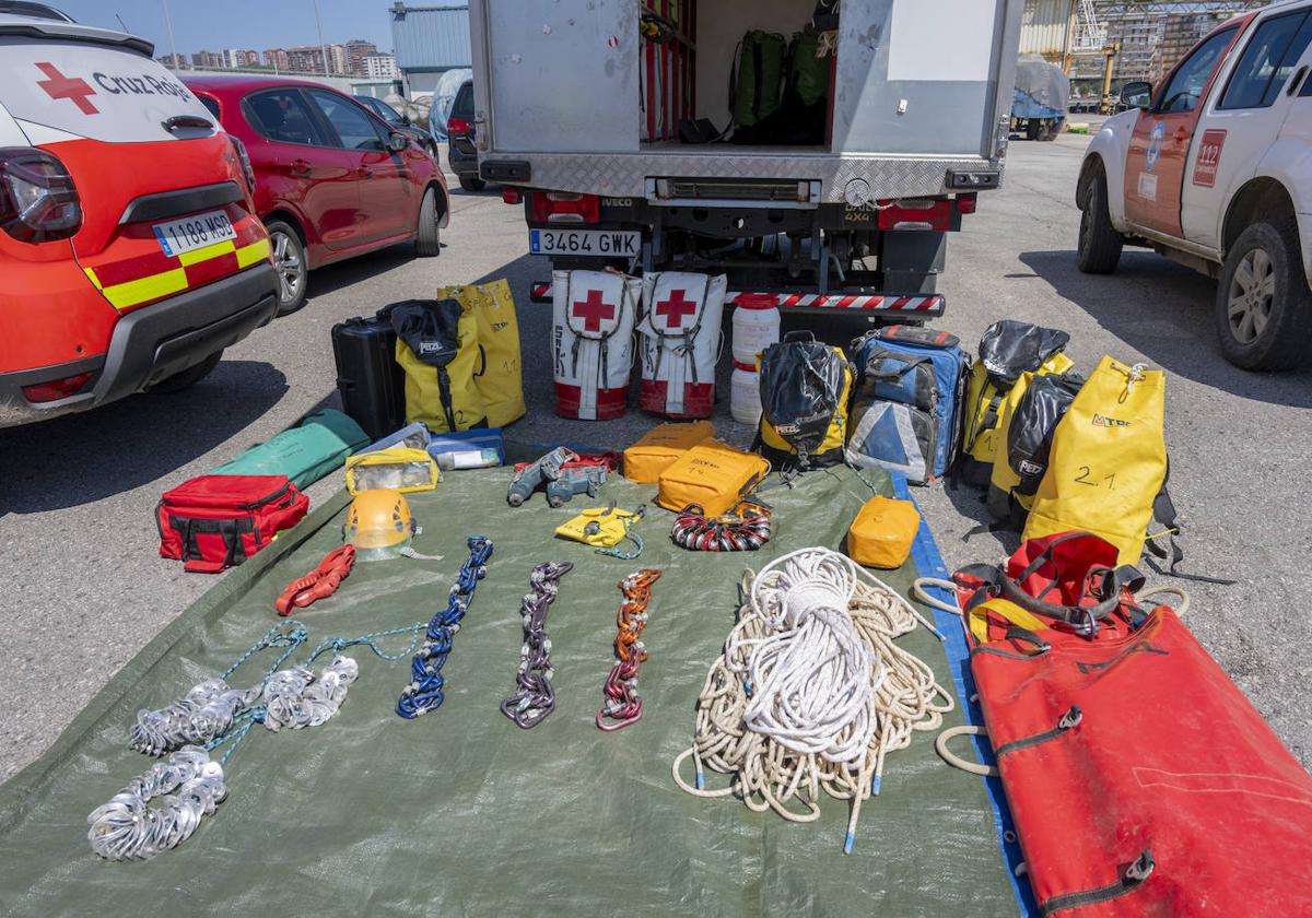 Conjunto de elementos empleados para los rescates en espeleología.