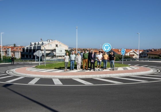 Representantes institucionales, en la inauguración de la rotonda ubicada a la entrada de Somo.