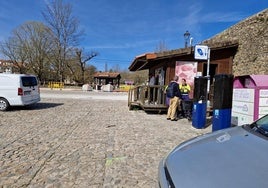 Operarios de la empresa Iberpark, junto a la cabina y parquímetros.