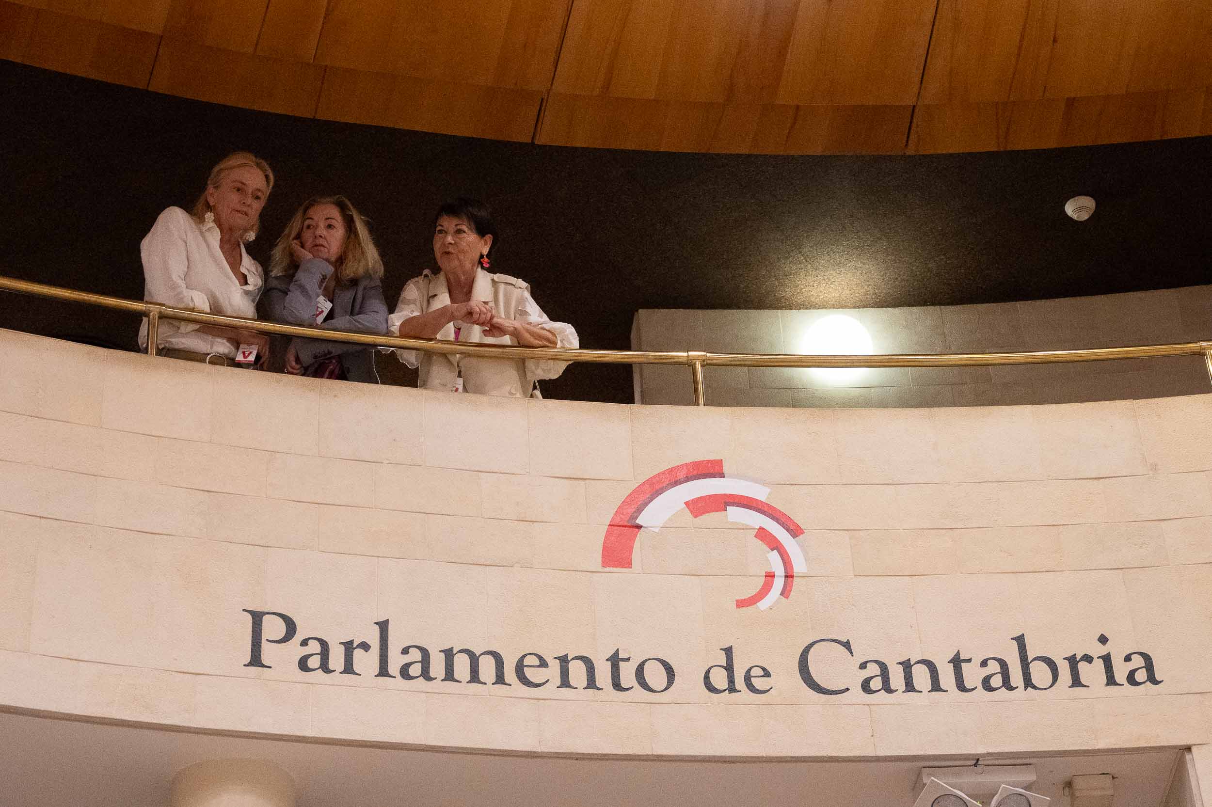 María Luisa Peón, María Luisa San Juan y Rosa Inés García presencian el debate. 