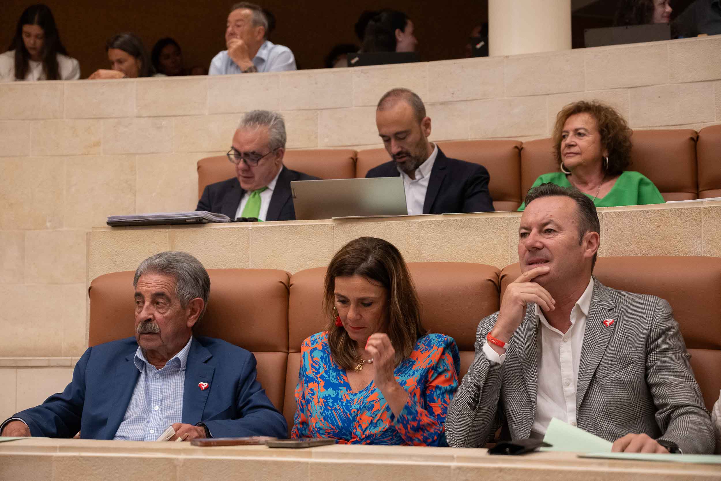 De izquierda a derecha, Miguel Ángel Revilla, Paula Fernández y Guillermo Blanco. Detrás, Pedro Hernando, Javier López Estrada y María Teresa Noceda.