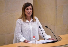 La presidenta de Cantabria, María José Sáenz de Buruaga, esta mañana en el Parlamento regional