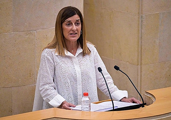 La presidenta de Cantabria, María José Sáenz de Buruaga, esta mañana en el Parlamento regional
