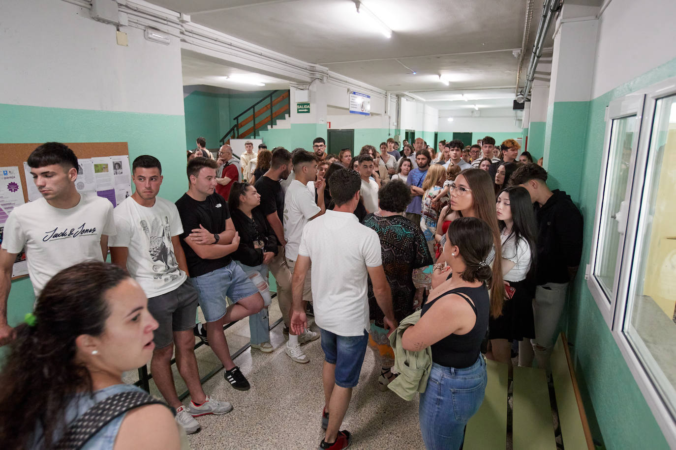 Compañeros y amigos del homenajeado siguieron el acto con emoción.