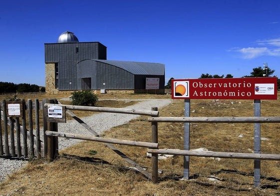 El Observatorio se encuentra ubicado en Valderredible, en el Páramo de La Lora, cerca de Rocamundo.