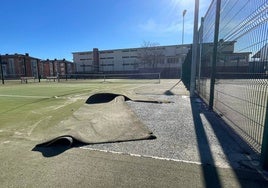 La segunda pista, con parte del tapete levantado y «burbujas de aire» bajo el terreno.