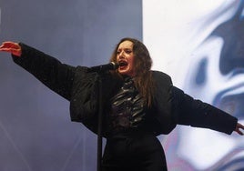 Luz Casal, durante un momento de su concierto de anoche en el Malecón, en la primera jornada de Música en Grande.