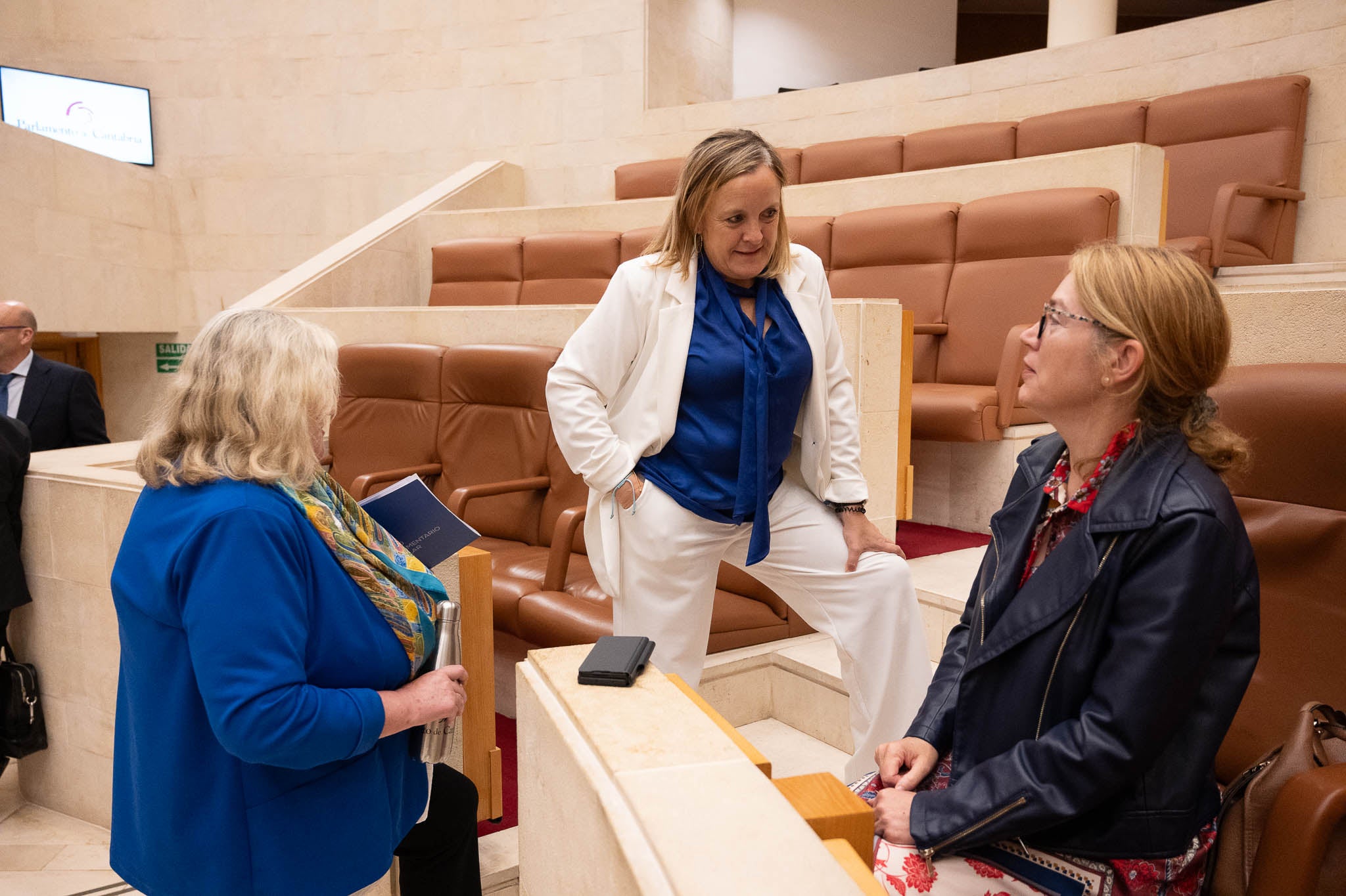 Las consejeras de Presidencia y Cultura conversan en presencia de la diputada popular Belén Ceballos.