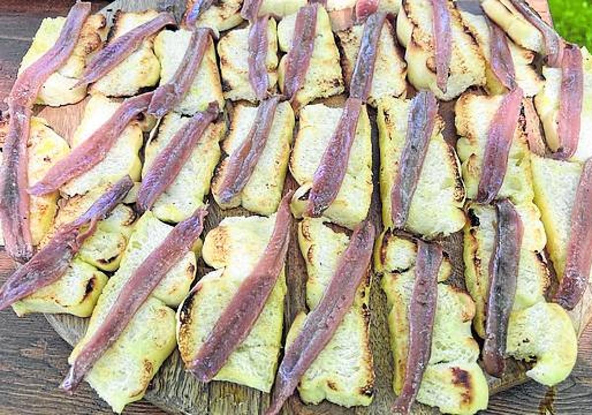 Imagen principal - En la imagen superior, tostas de pan con anchoas. A la izquierda, bodegón con productos artesanos locales que se emplean en el 'brunch montañés'. Y, a la derecha, Begoña Guillén. 