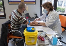 Un voluntario durante una de las recogida de muestras para el proyecto 'Cohorte Cantabria.