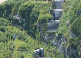 Varias personas atraviesan el tramo de escaleras en pie.