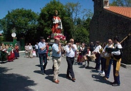 Procesión con el patrón de La Revilla en una edición anterior.