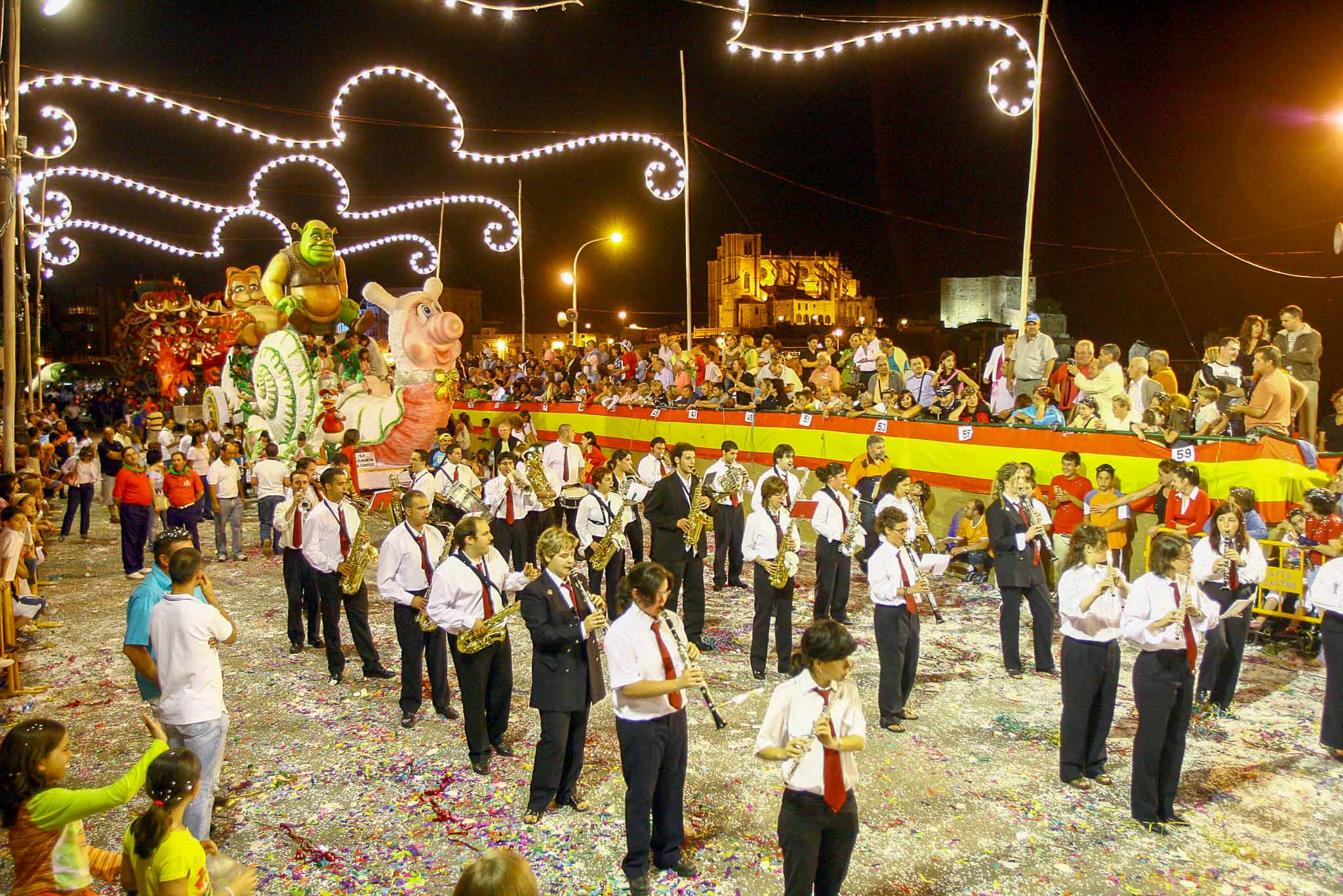 La banda de música anima el pasacalles en su edición de 2006.