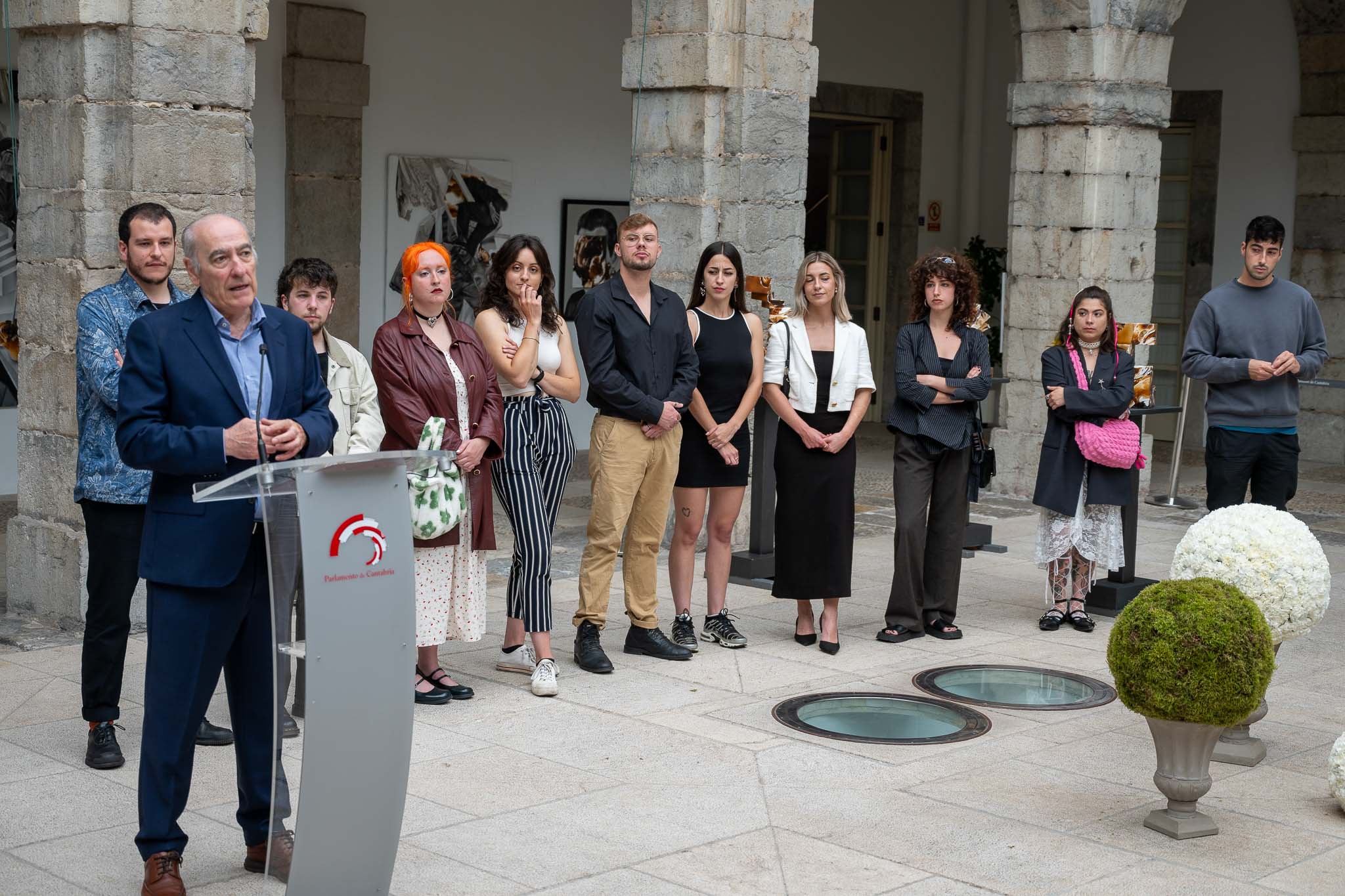 Jésus Alberto Pérez Castaño y los diez artistas durante la inauguración de la muestra este viernes. Los autores son : Pablo Diego Villazón, Marco Díez, Irene Pérez, Sara Reyes, Eva Gárate, Javier Mazarío, Manuel Diego Sánchez, Raquel del Val, Marina Cuesta y Marián Espinosa