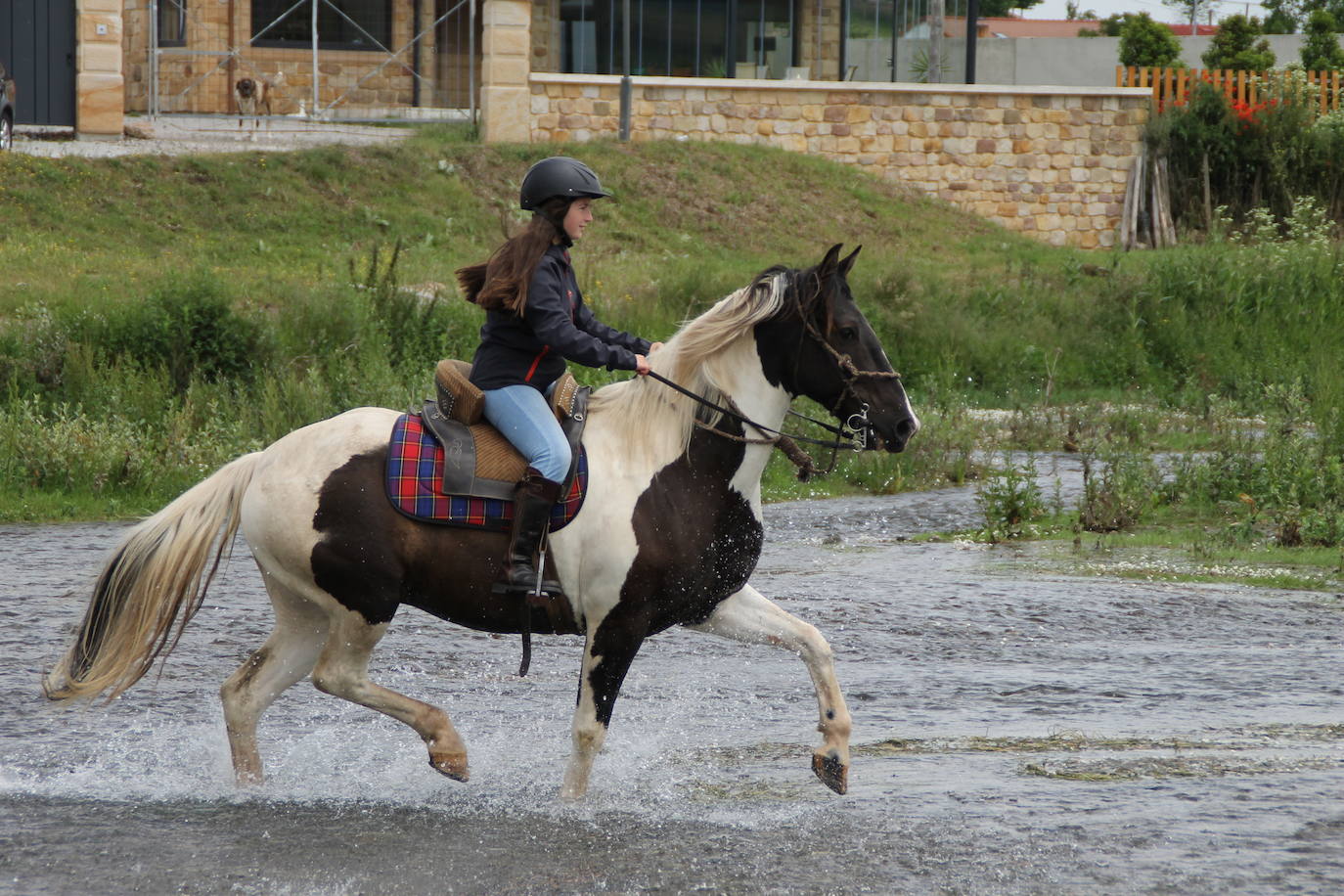 La pequeña Sara atravesó el río con cautela.