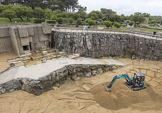 La maquinaria que trabaja en la retirada de arena de las piscinas del minizoo de La Magdalena.
