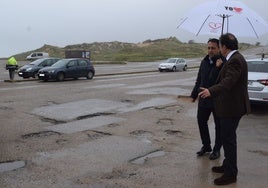 El alcalde, Carlos Caramés, visitó los aparcamientos de Canallave y Valdearenas, muy deteriorados.