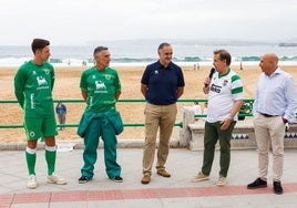 De izquierda a derecha, Saúl García, Tomás Carrera, Raúl de Pablo, Roberto González y Manolo Higuera, durante la presentación de la equipación