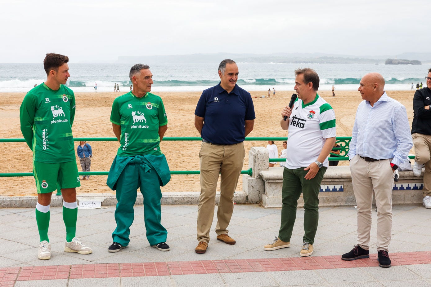 De izquierda a derecha, Saúl García, Tomás Carrera, Raúl de Pablo, Roberto González y Manolo Higuera, durante la presentación de la equipación